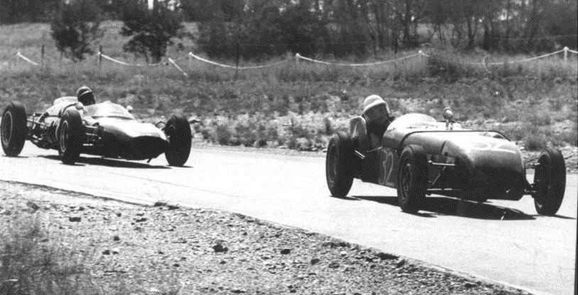 O Lotus 7 de Niemann a frente do Cooper T55 de John Love no Natal GP de 1962. Fonte: Lotus 7 Register [3].